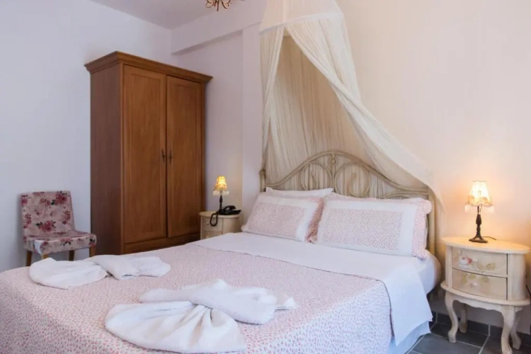 Standard Double room with partial sea view