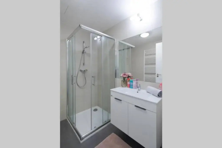 Bright studio, 10min to the Centre, free Netflix