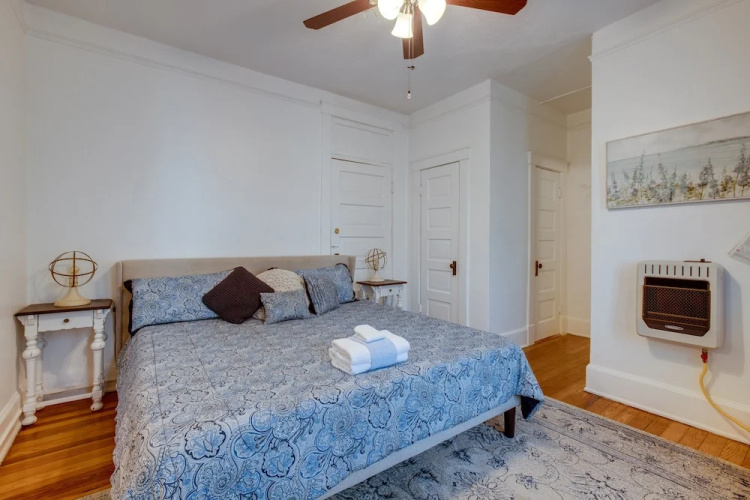 Walkable Savannah Escape in Historic District!