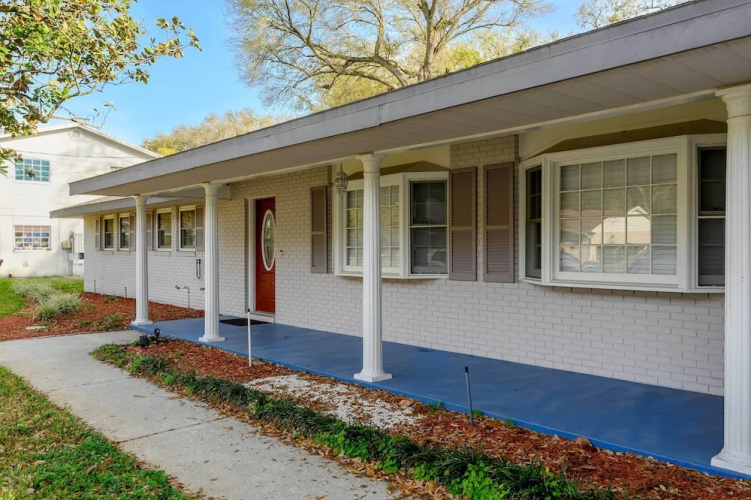 Pool & Game Room: Spacious Brandon Home