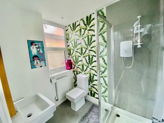 Blackpool - 4 Beds - Sleeps 10 - Pet Friendly