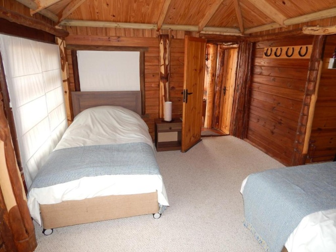 2 Bedrooms Bungalow
