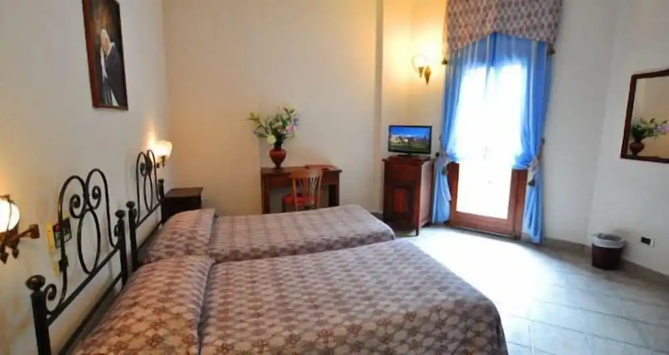 Classic Triple room with city view