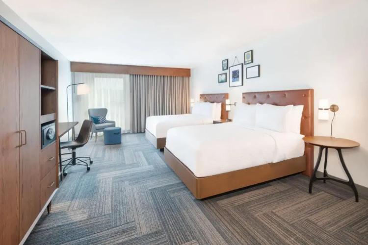 Radisson Hotel & Suites