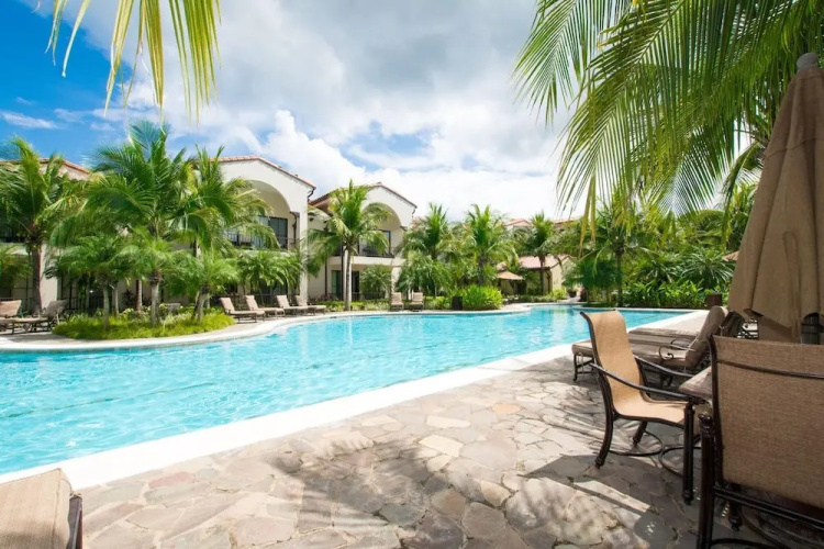 Ground-floor unit with terrace with direct access to pool in Coco