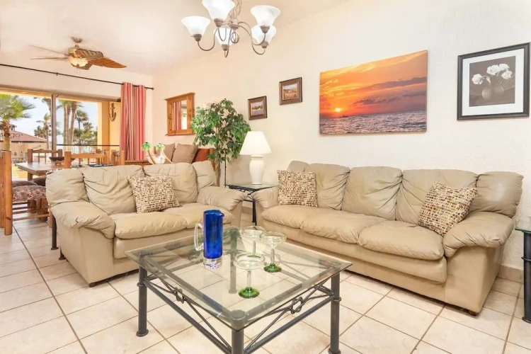 2 Bedrooms Standard Basement room with ocean view