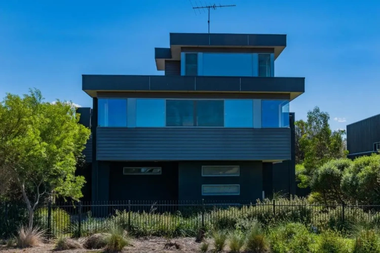 5 Bedrooms Cottage