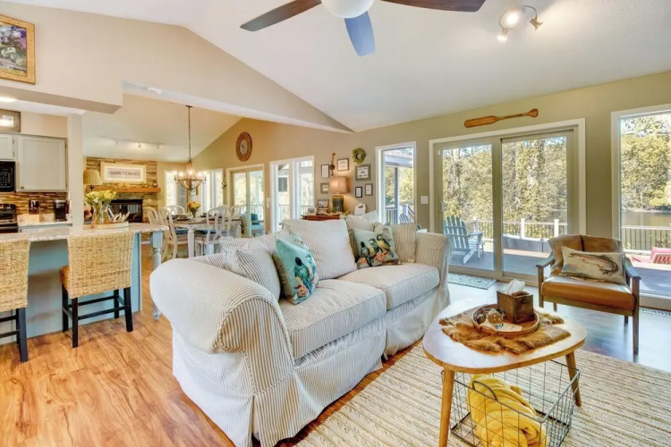 Fire Pit & Grill: Riverfront Home in Arkansas!