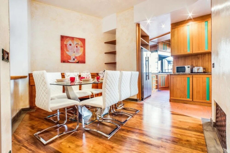 Spacious and Modern 3 bed Flat in Central Location