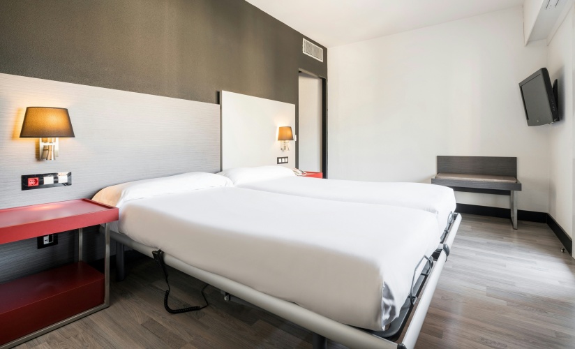 Hotel Ilunion Romareda photo 6
