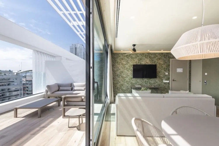 2 Bedrooms Luxury Penthouse room with city view