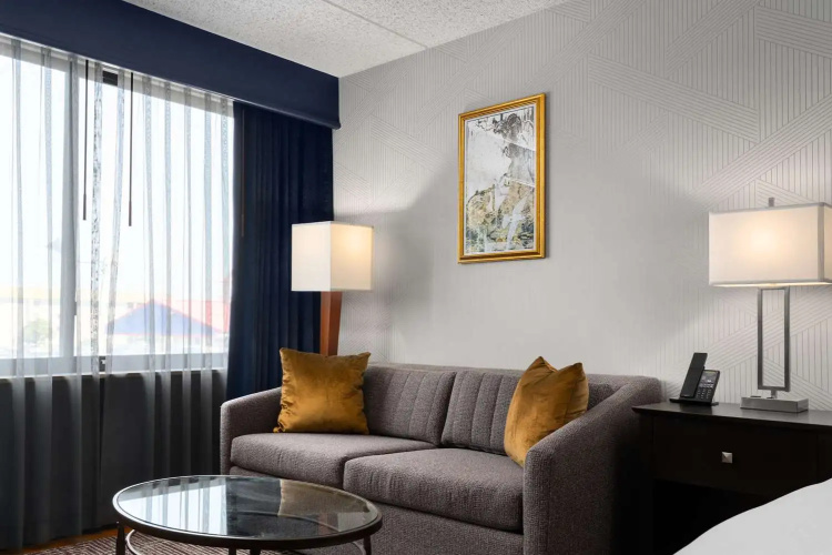 DoubleTree by Hilton Hartford - Bradley Airport