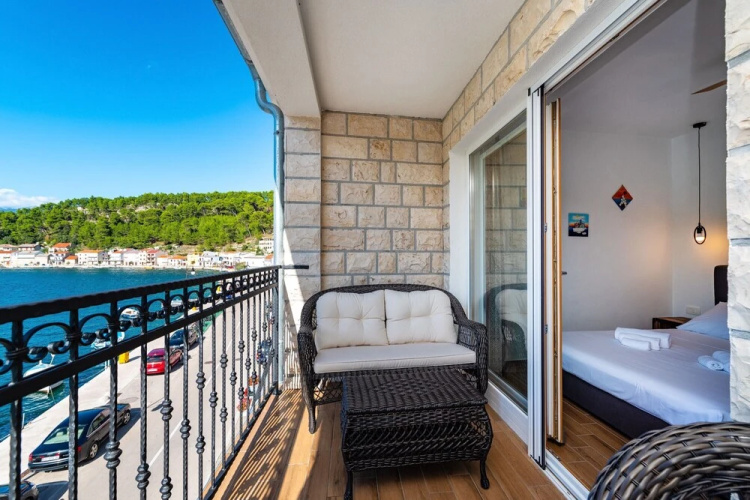 A3 - Beautiful Seafront apt w. Magnificent View