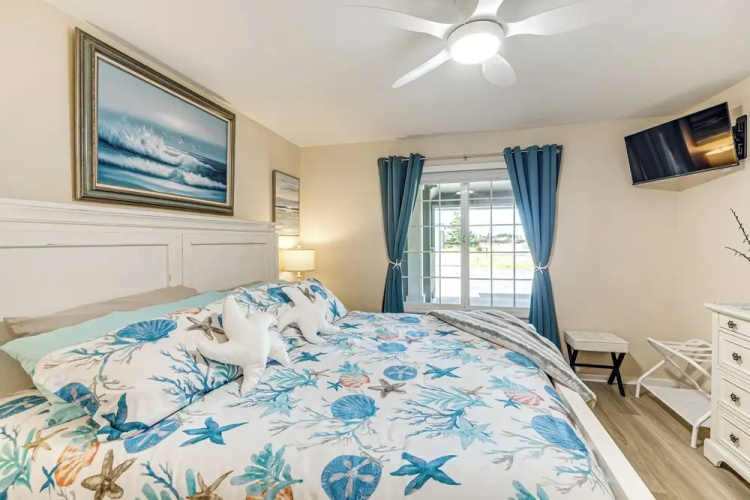 Morning Hikes & Beach Nights: Canalfront Condo!