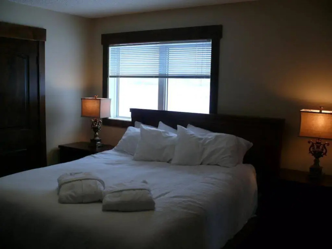 River to Peaks Inn