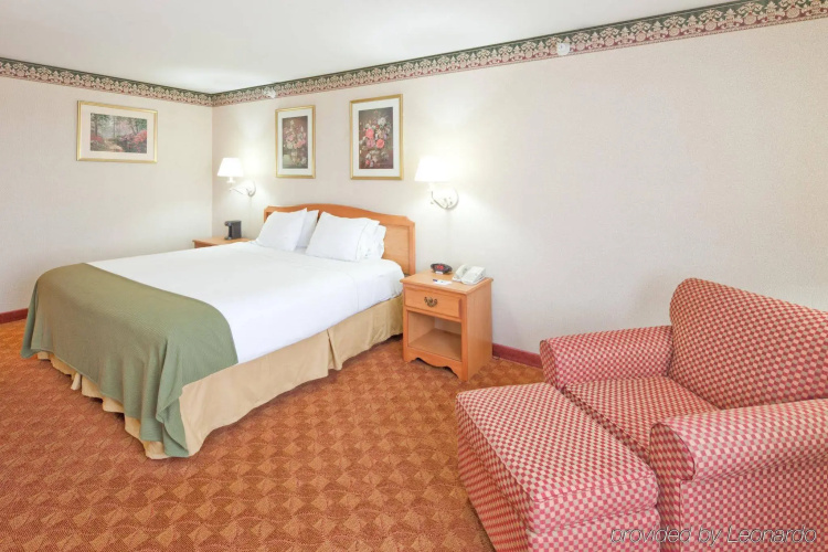 Holiday Inn Express & Suites Wauseon by IHG