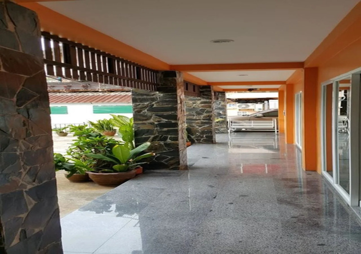 B and B Hotel