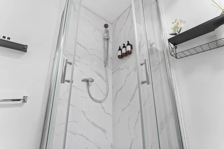 3 Bed Flat - Sleeps 8 - Parking - Wifi