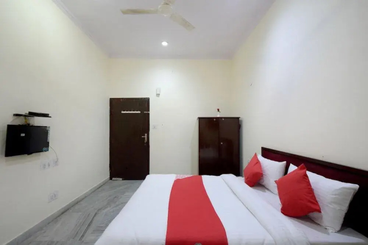 Hotel C-9 by OYO