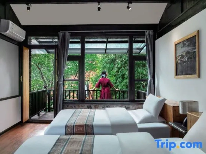Twin Suite with courtyard view
