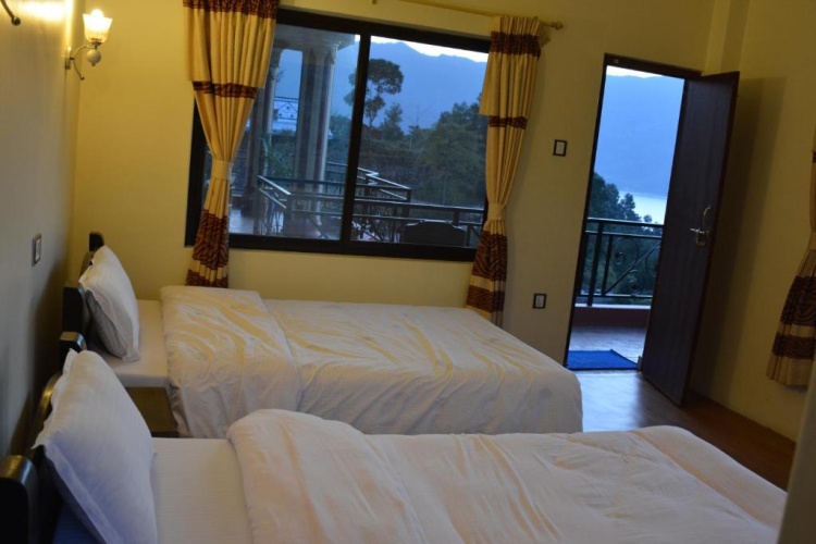Standard Triple room