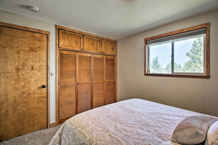 Updated Farmhouse w/ Deck on Central Oregon Canal!
