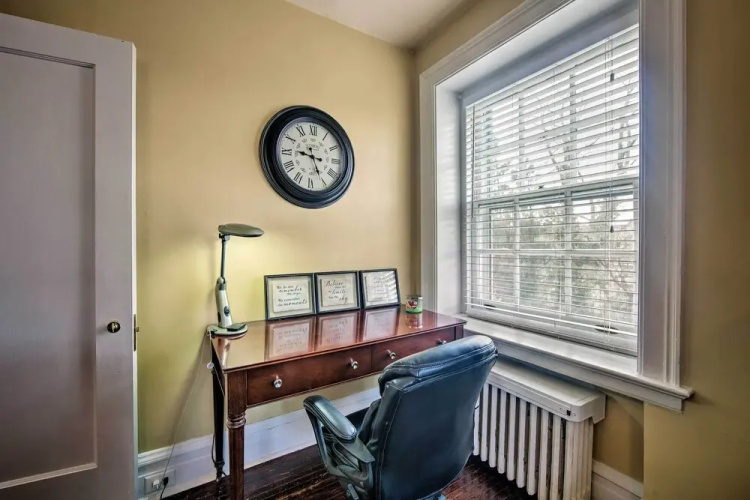 Walk to Shops, Dining & City Park: Reading Apt
