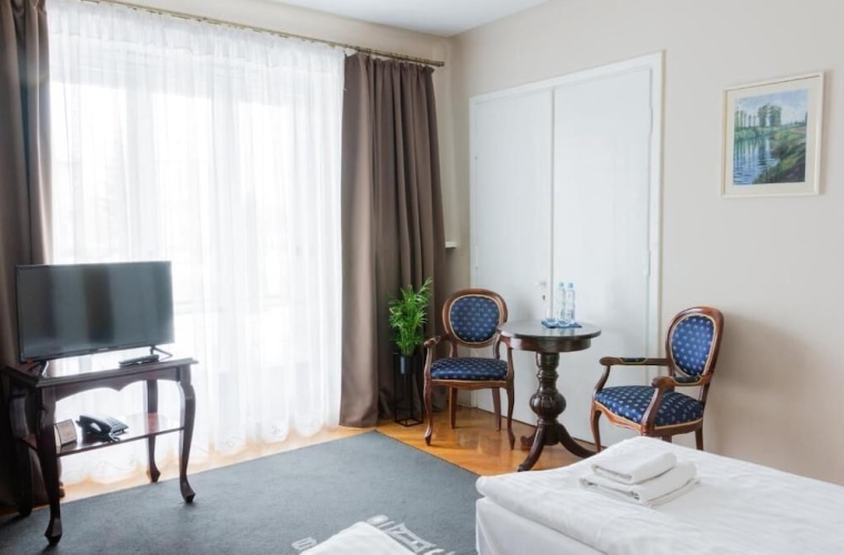 Classic Triple room with city view