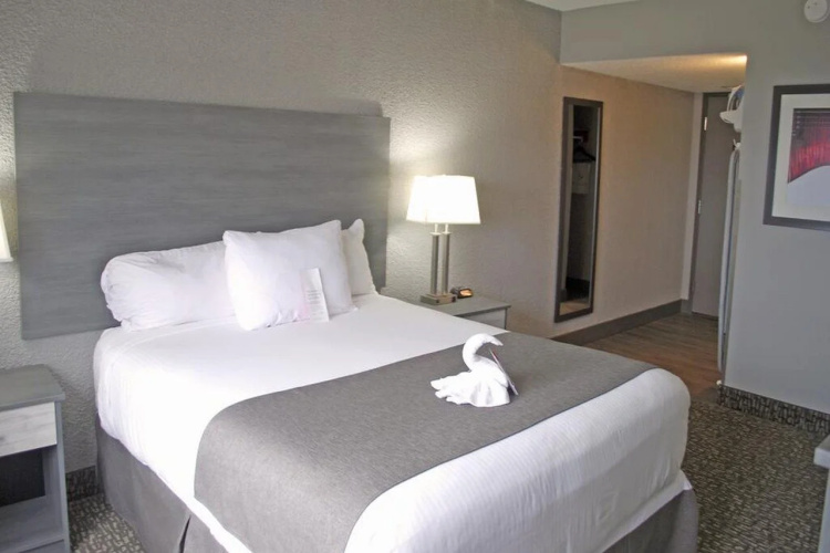 Ramada By Wyndham Edmonton Yellowhead Nw