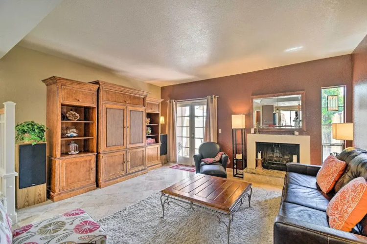 Golf Course Views, Hot Tub Access: Phoenix Home!