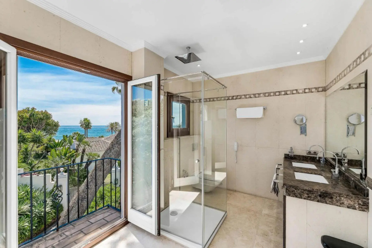 Suite with sea views within Hotel Puente Romano Marbella