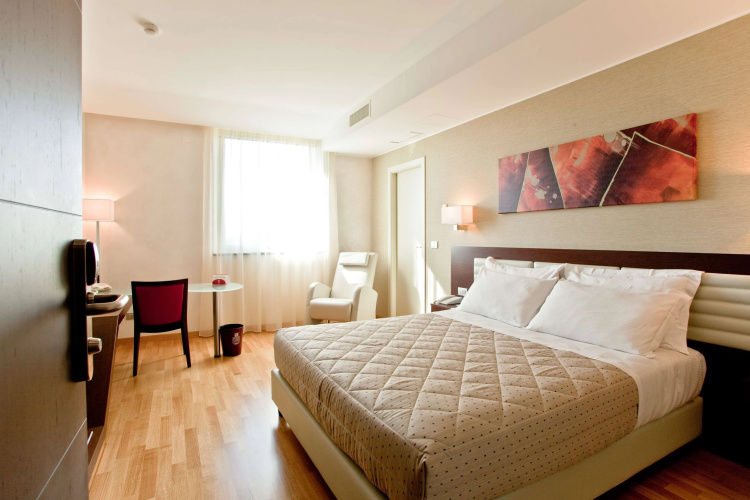Breaking Business Hotel