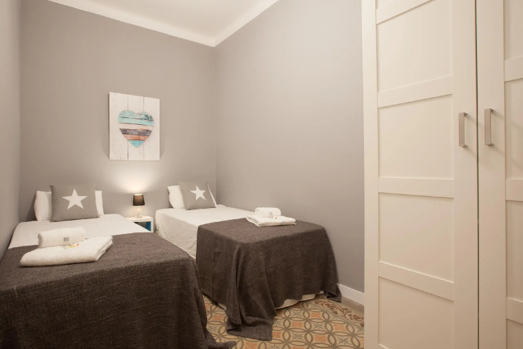 SOFIA 4 · Sofía's Gallery & Bath · Well Priced 6 Pax Spacious Home in Eixample
