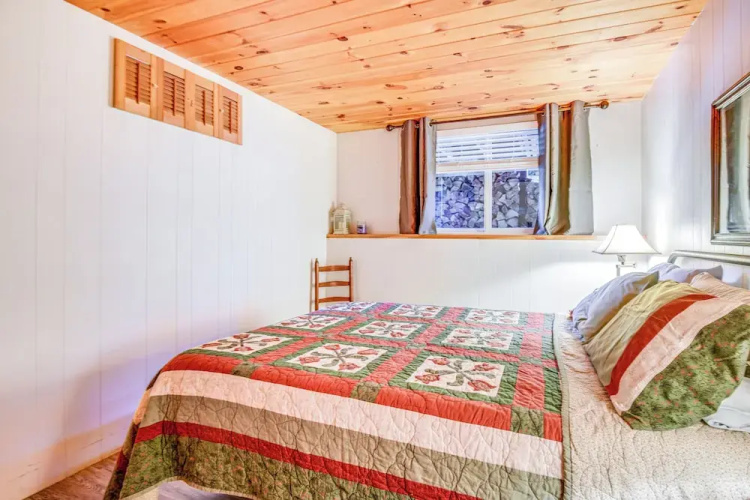 Charming Tamworth Cabin w/ Grill & Fireplace