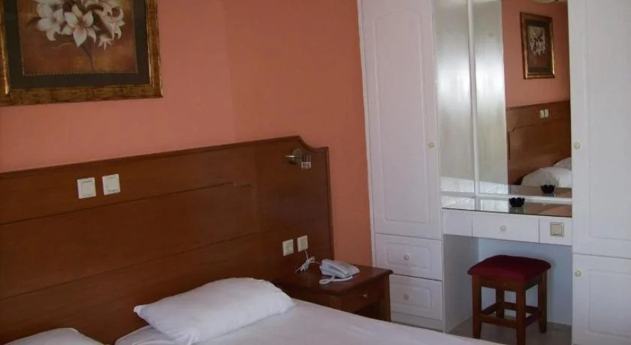 Thomas Bay Hotel