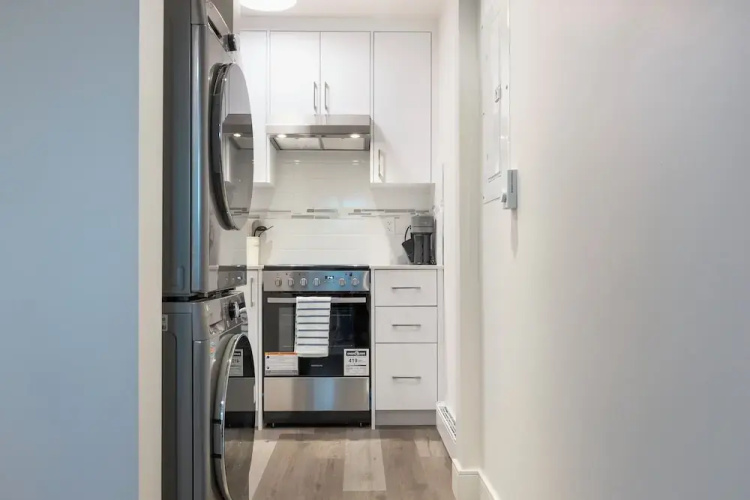 Sunny 1BR Detached Suite