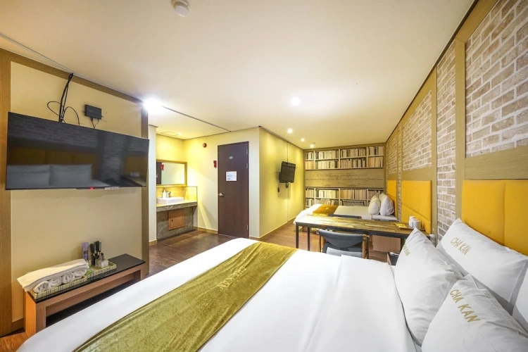 Standard Sextuple Family room