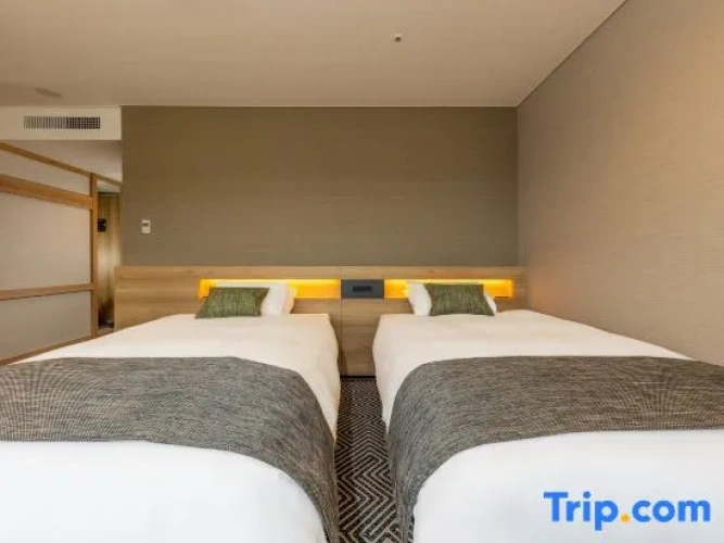 Deluxe Twin Family room with mountain view