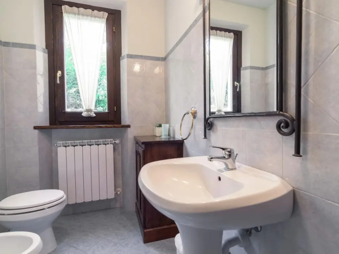Villa in Lonnano With Pool
