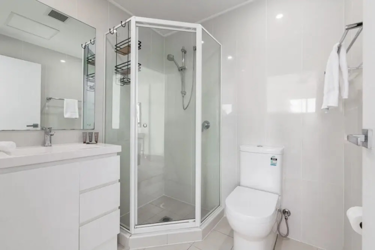 Bright 2-bed Apartment With Balcony & Garage