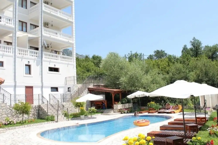 Villa Oasis with swimming pool