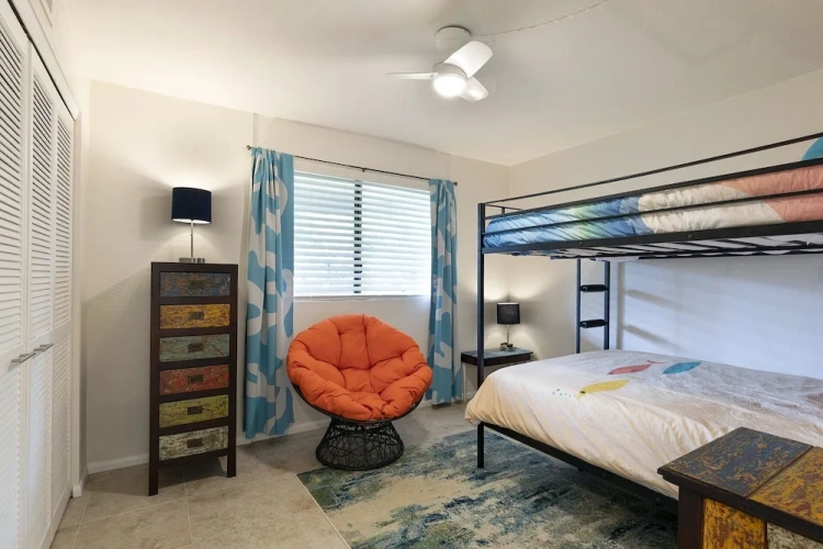 Standard room with balcony and with partial ocean view