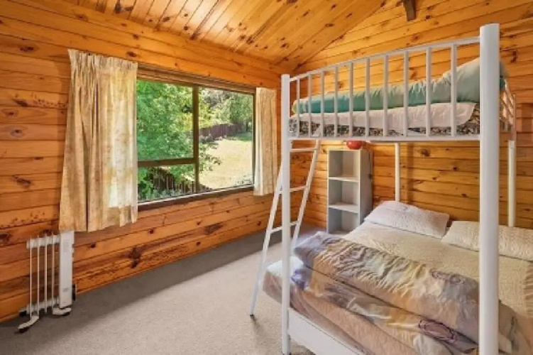 16 Chalet Cres