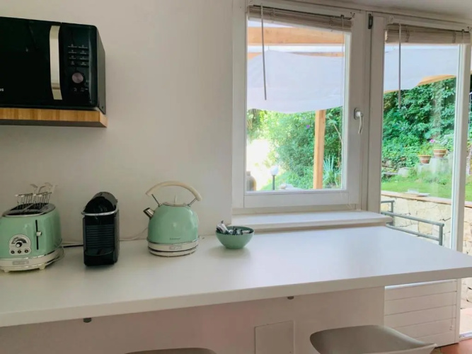 Appartamento con veranda, giardino e piscina