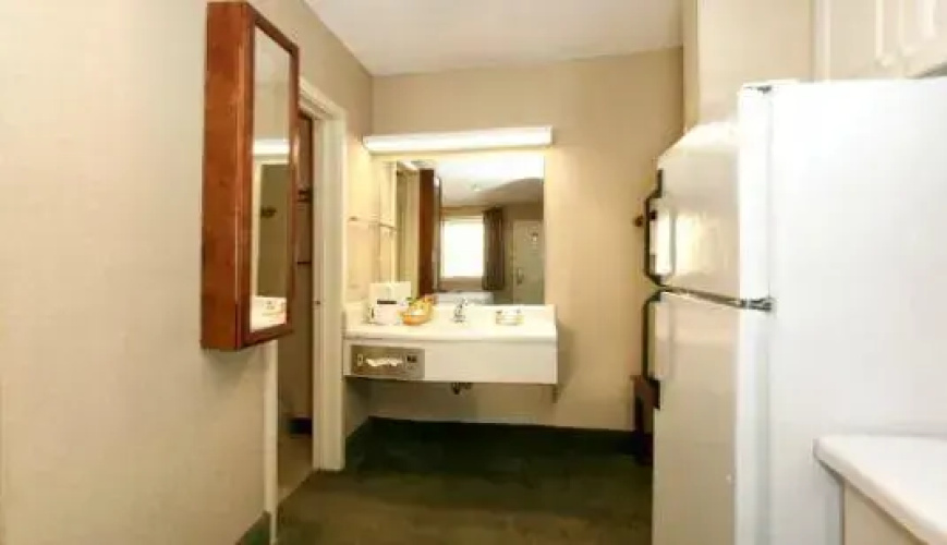 Econo Lodge  Inn & Suites