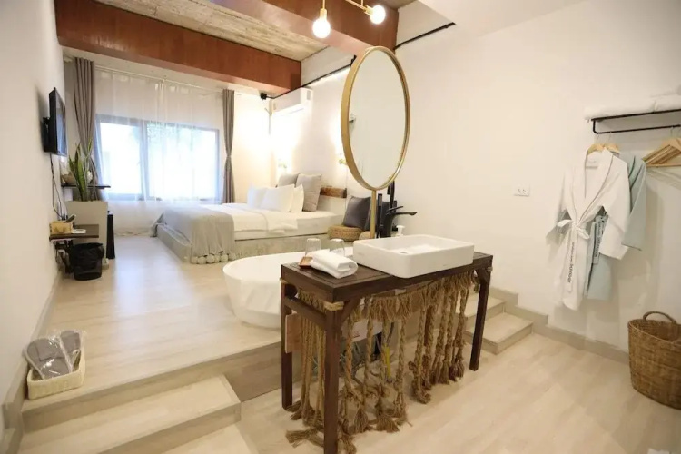 Yolo Bangkok Boutique Hotel