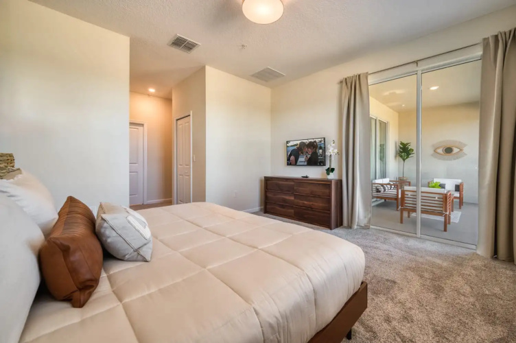 Chic and spacious Condo near Disney