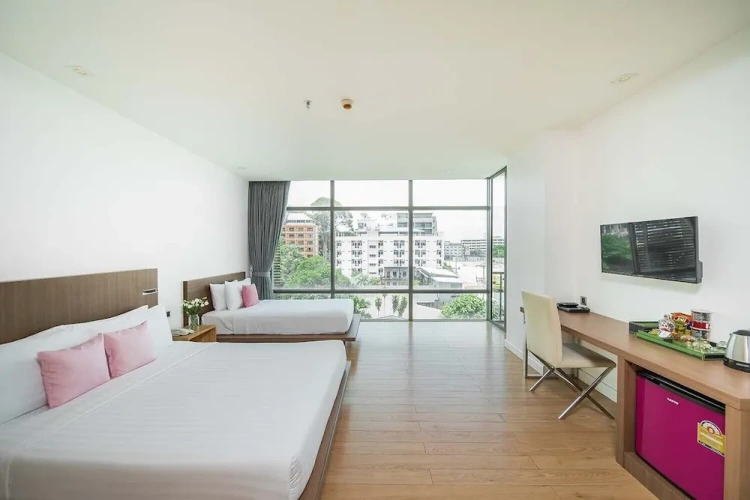 Deluxe Triple room with balcony and with city view