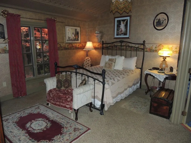 Historic Farnsworth House Inn