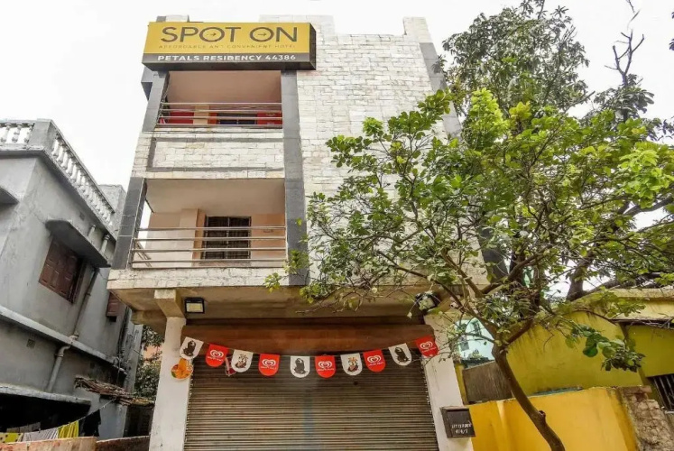 Petals Residency by OYO Rooms